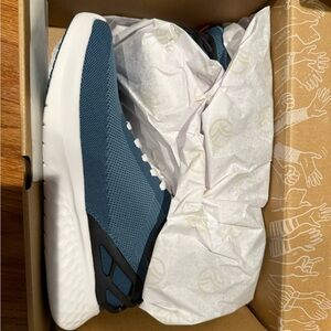 Kizik shoes never worn NIB 9.5 women’s 8 mens